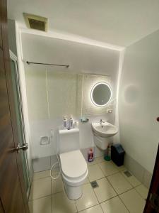 Ένα μπάνιο στο Horizons 101 Residential Condominium