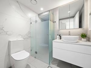 Un baño con inodoro, lavabo y ducha. en The Nancy Bondi, en Sídney 49 fotos más