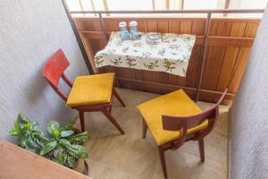 ソゾポルにあるGuest House Tulenの小さなバルコニー(椅子2脚、テーブル、テーブル付)、