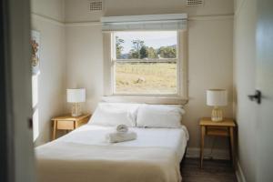 Un dormitorio con una cama con una toalla encima. en Cooranbong Rural Farm Creekside, en Cooranbong 84 fotos más