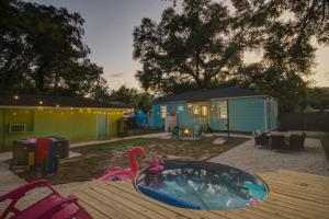 Piscina de la sau aproape de family house cowboy pool HOT TUB Yard Games +39 fotografii
