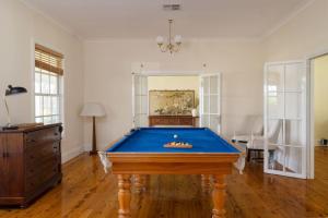 una mesa de billar en medio de una habitación en Cooranbong Rural Farm Creekside, en Cooranbong