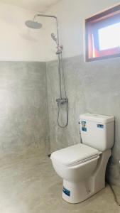 Bilik mandi di The Retreat Hotel