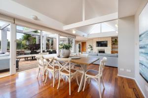 Χώρος καθιστικού στο Kunahara Sorrento Luxe Stunner with Spa