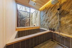 un bagno con doccia con finestra di Tabinoteitaku Miyagi Zao a Zao Altre 114 foto