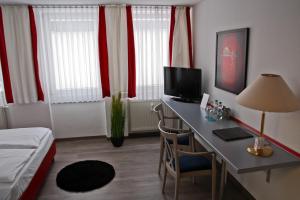 TV a/nebo společenská místnost v ubytování Hotel Postbauer-Heng, E-Mobilität, Ladestationen für Elektroautos