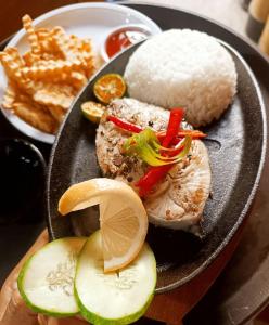 un piatto di cibo con riso e verdure su un tavolo di Balai Ko Beach & Cottages a El Nido Altre 31 foto