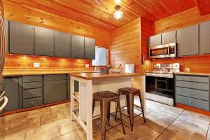 Køkken eller tekøkken på Charming 3BR with Hot Tub Balcony & Wood Stove