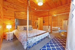 En eller flere senge i et værelse på Charming 3BR with Hot Tub Balcony & Wood Stove