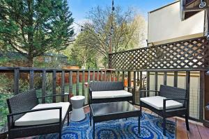 En balkon eller terrasse på Charming 3BR with Hot Tub Balcony & Wood Stove