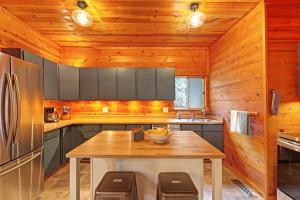 Køkken eller tekøkken på Charming 3BR with Hot Tub Balcony & Wood Stove