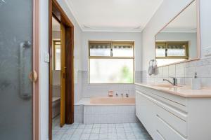 Kamar mandi di Moore than a Shack