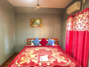 Voodi või voodid majutusasutuse Nikunj Safari Guest House Sauraha- A place where you can book jungle wildlife Safari toas