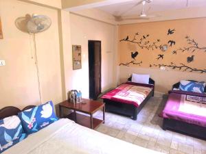 Voodi või voodid majutusasutuse Nikunj Safari Guest House Sauraha- A place where you can book jungle wildlife Safari toas