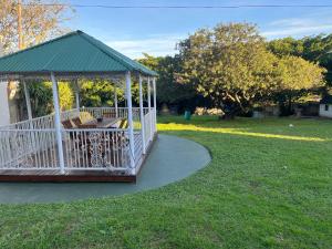un gazebo in un parco con un sentiero di Casa Sí Apartment a Gqeberha Altre 4 foto