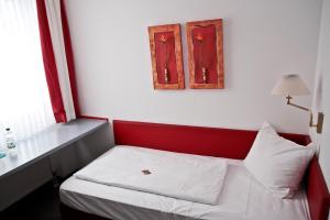 Un pat sau paturi într-o cameră la Hotel Postbauer-Heng, E-Mobilität, Ladestationen für Elektroautos