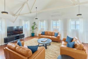 ein Wohnzimmer mit Ledermöbeln und einem Flachbild-TV in der Unterkunft RAC Esperance Holiday Park in Esperance