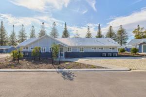 ein großes weißes Haus mit Auffahrt in der Unterkunft RAC Esperance Holiday Park in Esperance