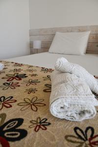 a bed with a blanket on top of a bed with a bedspread at Apartamento vista mar, Luar do Morro, Amerigo 215 MORRO DE SAO PAULO in Morro de São Paulo +59 photos