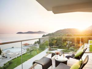 een balkon met uitzicht op de oceaan bij Sun Gardens Dubrovnik in Dubrovnik