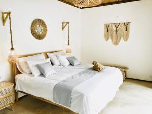 Postel nebo postele na pokoji v ubytování AMAN Villas & SPA + 37 fotografií