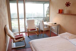 Ένα ή περισσότερα κρεβάτια σε δωμάτιο στο EcoHotel L’Aubier