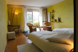 Ένα ή περισσότερα κρεβάτια σε δωμάτιο στο EcoHotel L’Aubier