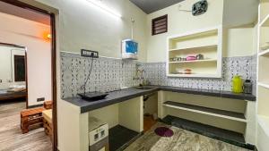 een keuken met een spoelbak en een aanrechtblad bij Villa Seasoul in Pondicherry