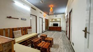 een kamer met banken, een tafel en een televisie bij Villa Seasoul in Pondicherry