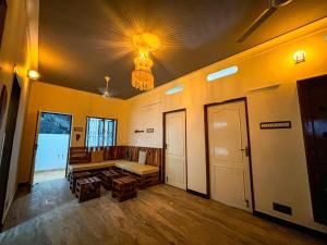 een lege kamer met een grote kamer met een plafond bij Villa Seasoul in Pondicherry