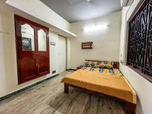 een kleine kamer met een bed en een deur bij Villa Seasoul in Pondicherry