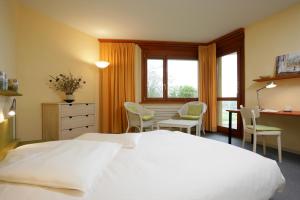 Ένα ή περισσότερα κρεβάτια σε δωμάτιο στο EcoHotel L’Aubier