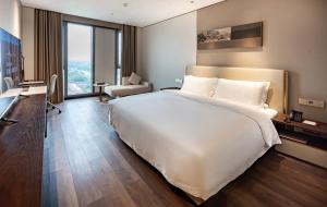 TV a/nebo společenská místnost v ubytování Jian Guo Hotel Yantai Phoenix Building