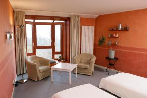 Ένα ή περισσότερα κρεβάτια σε δωμάτιο στο EcoHotel L’Aubier