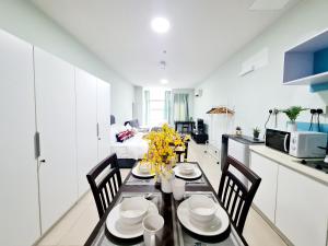 a kitchen and dining room with a table and chairs at First Subang Courtyard SS15 Subang Jaya SJMC Taylors Nu Empire Subang Parade Sunway Pyramid Lagoon Medical Centre LRT KTM in Subang Jaya