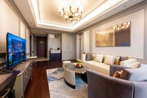 TV a/nebo společenská místnost v ubytování Jian Guo Hotel Yantai Phoenix Building