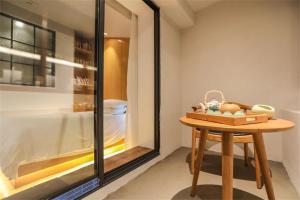 Зображення з фотогалереї помешкання Huangliang Yimeng Designer Hotel Wuzhen Xizha Scenic Area Branch у місті Tongxiang