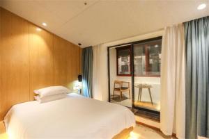 Ліжко або ліжка в номері Huangliang Yimeng Designer Hotel Wuzhen Xizha Scenic Area Branch