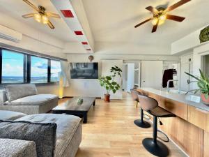 Ruang duduk di Ocean View Orange House