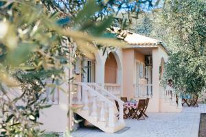 Balkón nebo terasa v ubytování Beachfront accommodation in Corfu