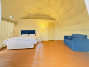 迪拜Desert Night Camping的房间里有一张床和一张沙发的卧室