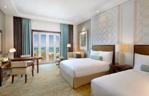 Postel nebo postele na pokoji v ubytování The Ritz-Carlton, Dubai