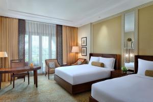 Postel nebo postele na pokoji v ubytování The Ritz-Carlton, Dubai