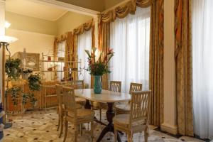 a dining room with a table and chairs at Florence Dream Domus in Florence
