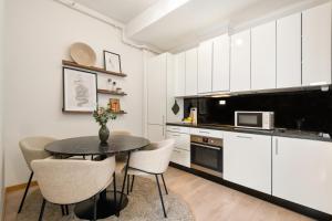 Η κουζίνα ή μικρή κουζίνα στο 3-roms leilighet i hjertet av Sandviken