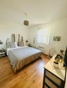 Ένα ή περισσότερα κρεβάτια σε δωμάτιο στο Maison au cœur des vignes