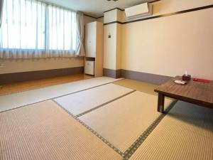 A bed or beds in a room at Kawaguchi Onsen Ousanso
