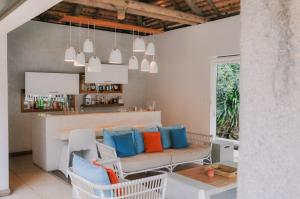 Villa exceptionnelle en bord de mer في ترو دو دوس: غرفة معيشة مع أريكة مع وسائد ملونة