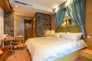Ліжко або ліжка в номері Huangliang Yimeng Designer Hotel Wuzhen Xizha Scenic Area Branch