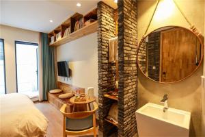 Ванна кімната в Huangliang Yimeng Designer Hotel Wuzhen Xizha Scenic Area Branch
